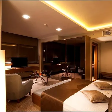 Majura Business מלון 3*